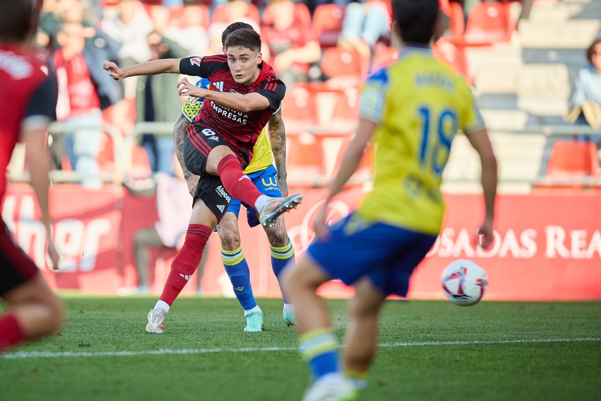 El jugador de la Real Sociedad cedido al Mirándés, Jon Gorrotxategi, firma un doblete ante el Cádiz