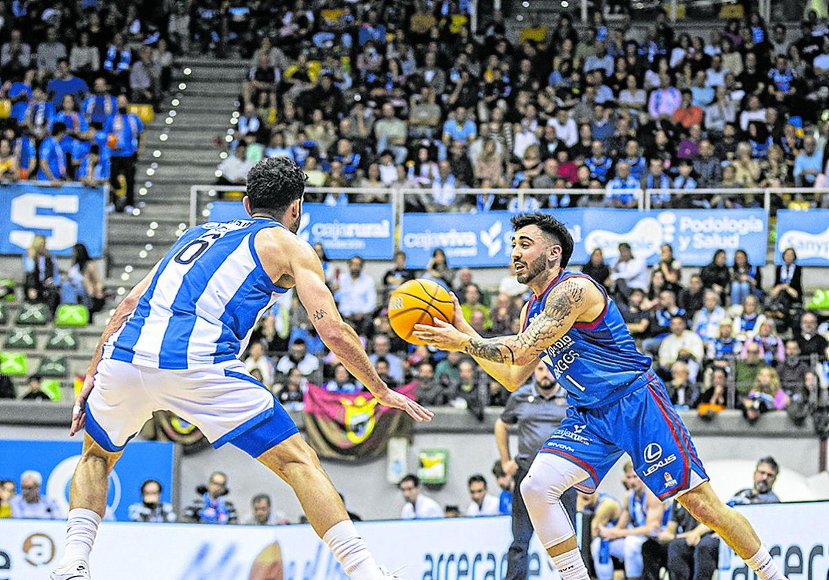 Aitor Zubizarreta defiende a Didac Cuevas, este sábado en el Coliseum de Burgos.