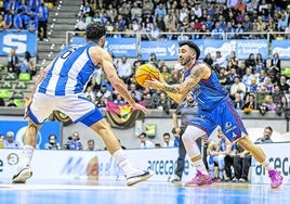 Aitor Zubizarreta defiende a Didac Cuevas, ayer en el Coliseum de Burgos.