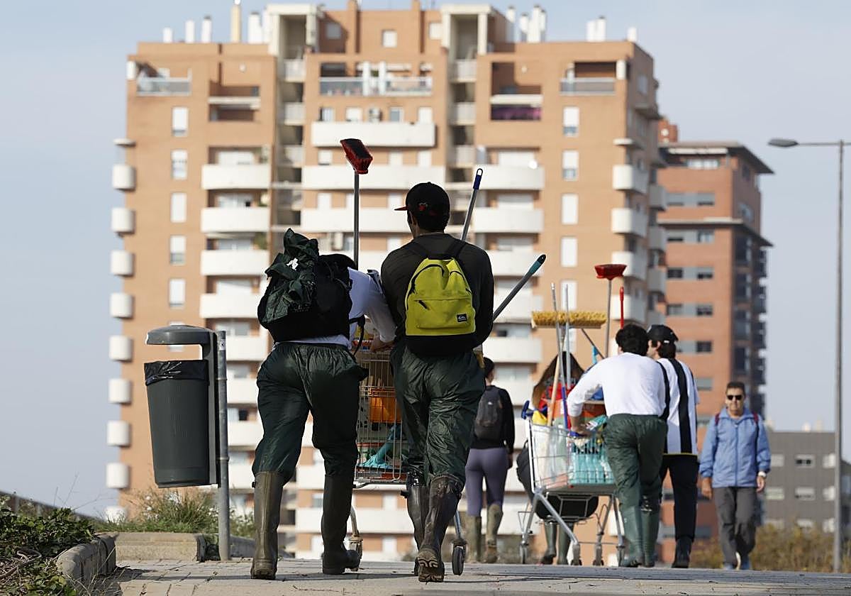 Voluntarios parten a Paiporta a ayudar en las tareas de limpieza