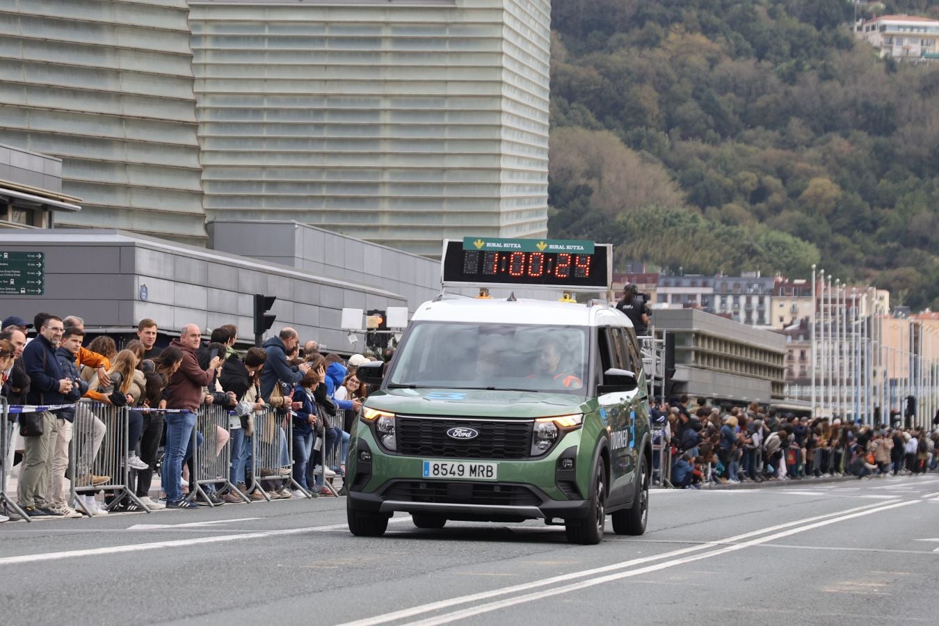 La llegada de los atletas de élite: Chakib Lachgar y Mireia Guarner, vencedores en la Behobia - San Sebastián