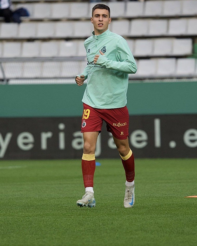 Jon Karrikaburu calienta antes del partido frente al Racing de Ferrol