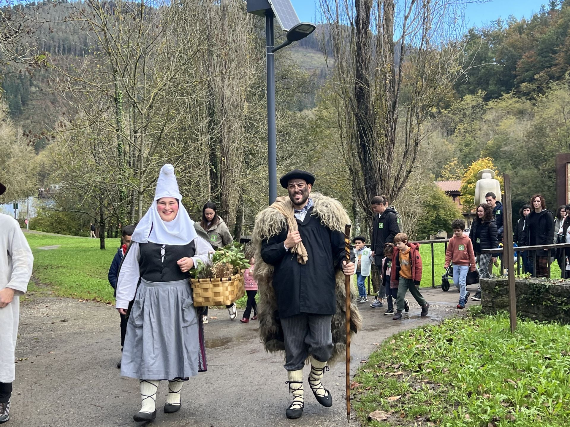 Olentzero y Mari Domingi, recibidos por multitud de familias en Mirandaola