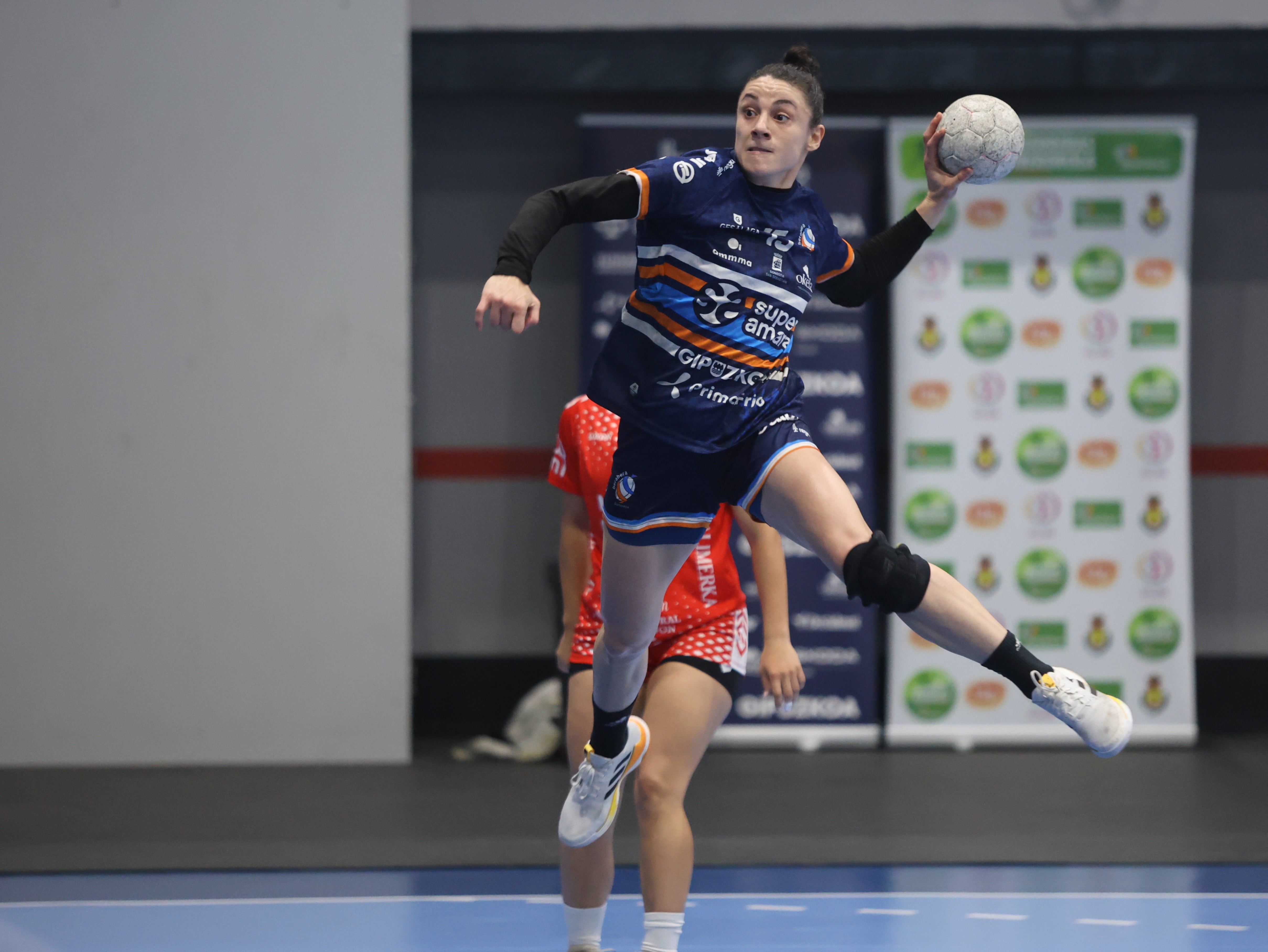 Maitane Etxeberria salta para lanzar a portería en el último partido de liga ante Gijón.