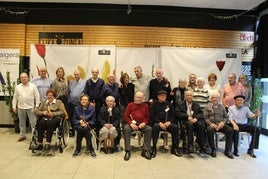 Homenajeados junto a los representantes municipales y de Baigera.