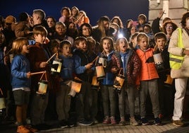 Los alumnos de Primaria del Deutsche Schule con sus farolillos cantando este lunes en La Concha.