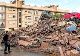 Las calles siguen jalonadas de montañas de basura recubierta de lodo. En la imagen, Alfafar este sábado.