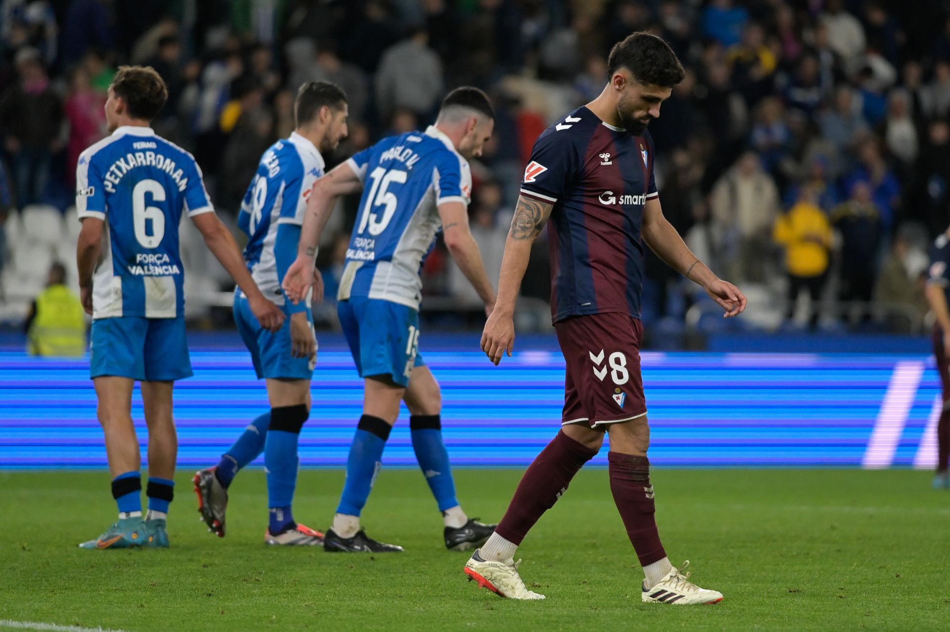 Nolaskoain, cabizbajo, lamenta la derrota ante el Deportivo.