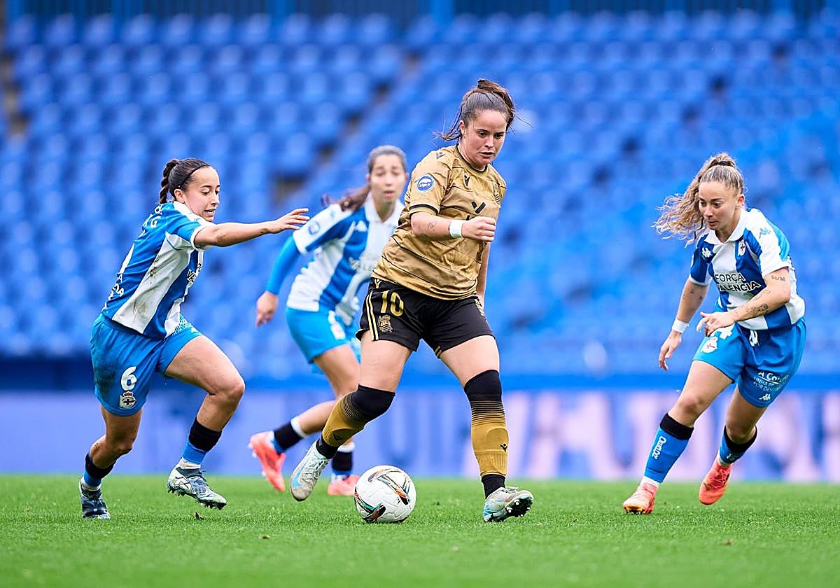 Eizagirre se lleva el balón ante varias jugadoras del Deportivo