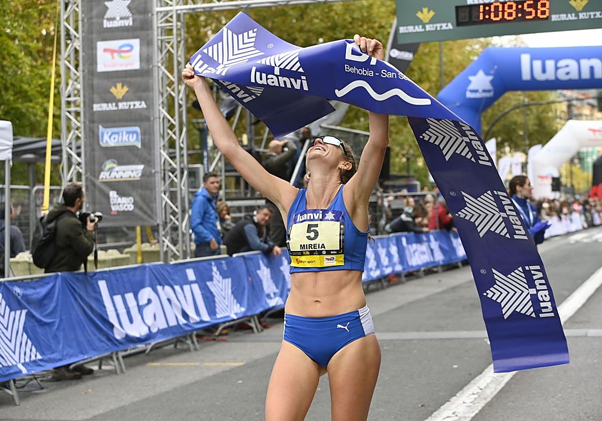 La catalana Mireia Guarner celebra su primera victoria en el Boulevard donostiarra.