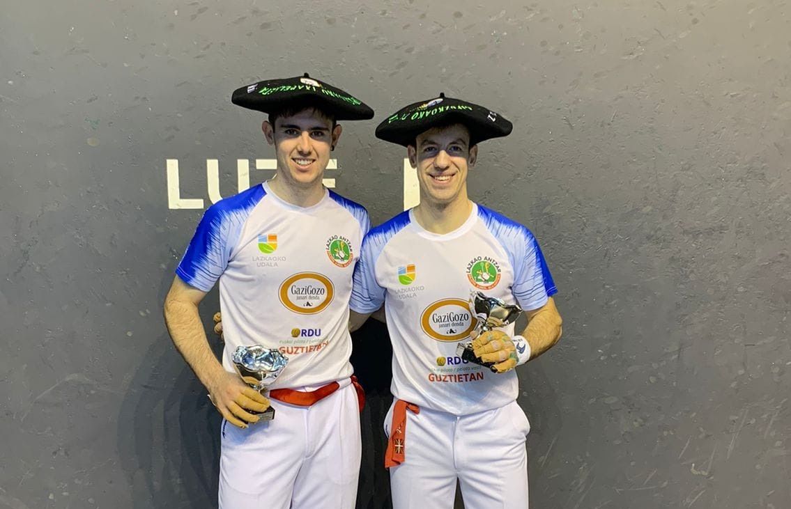 Irribarria y Garmendia posan con la txapela de campeones en el Atano III.