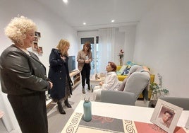 La Diputada General, Eider Mendoza, y la de Cuidados y Políticas Sociales, Maite Peña, conversando con una usuaria.
