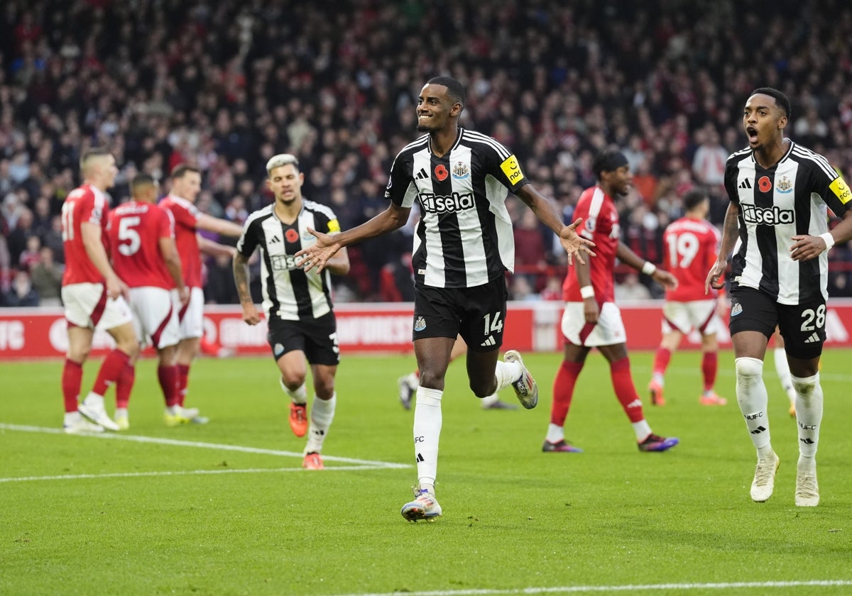 Isak celebra el gol que marcó al Nottingham Forest.