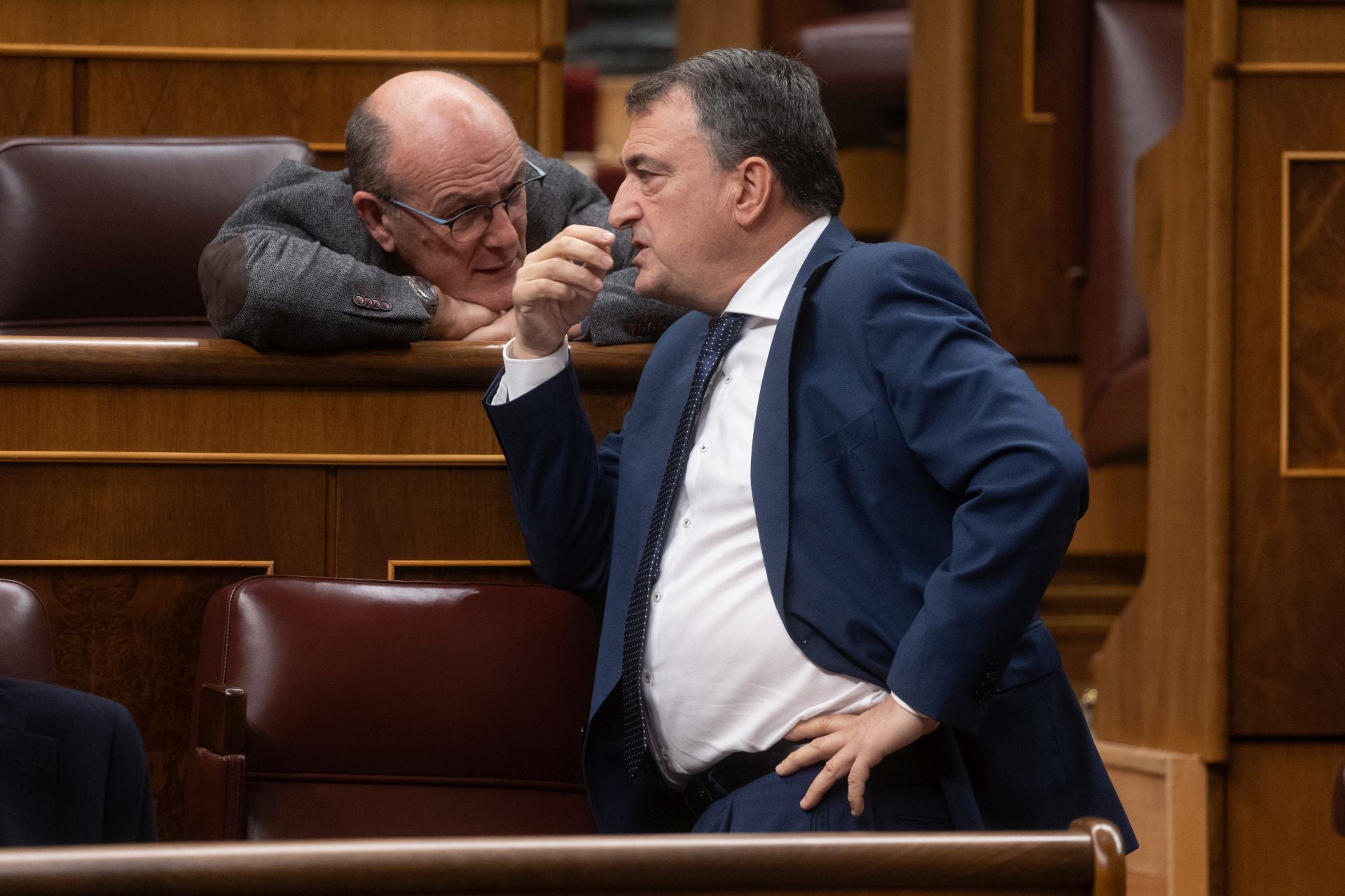 Los diputados peneuvistas Joseba Agirretxea y Aitor Esteban, ayer en el Congreso.