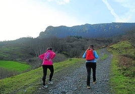 Dos senderistas emprenden una ruta hacia Balerdi desde Bedaio.