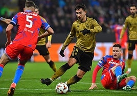 Zubimendi se zafa de varios rivales del Viktoria Plzen