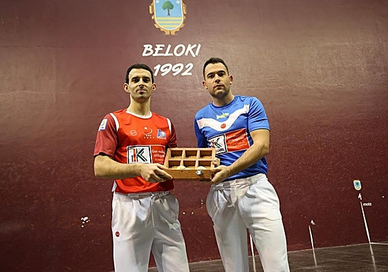 Jokin Altuna y Erik Jaka, con el material elegido este martes en el frontón Beloki de Zumarraga.