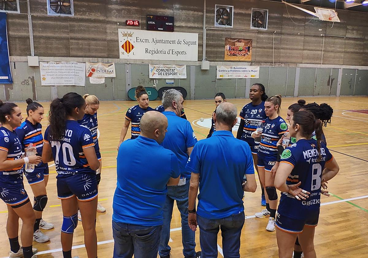 Imanol álvarez se dirige hacia sus jugadores durante un tiempo muerto.