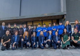 Algunos empleados de la nueva plantilla del supermercado BM en el centro comercial Megapark de Barakaldo.