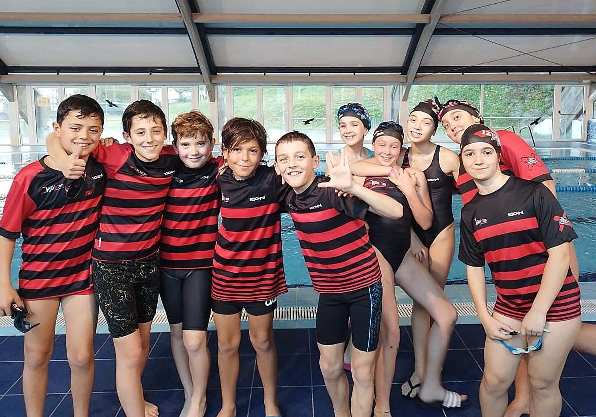 Los diez alevines en la piscina del polideportivo Bikuña de Legazpi.