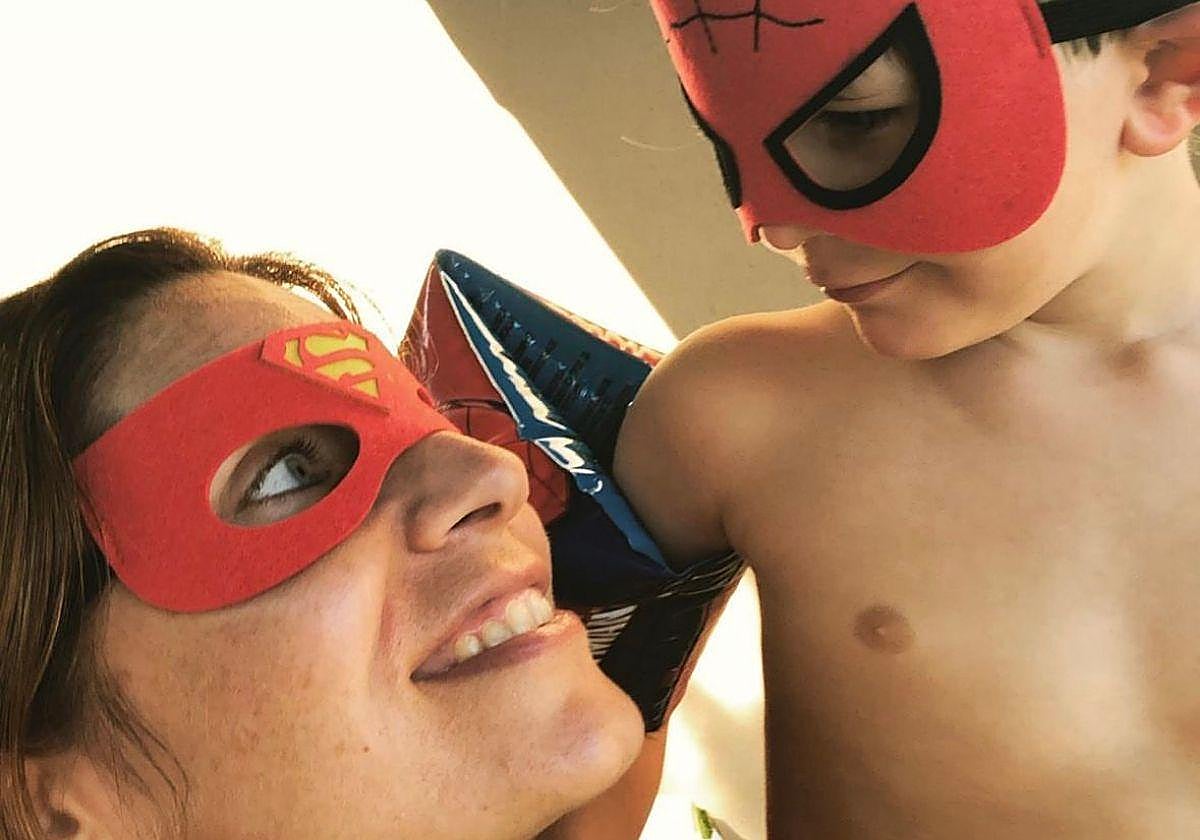 La antigua cantante de La Oreja de Van Gogh, Leire Martínez, junto a uno de sus hijos.