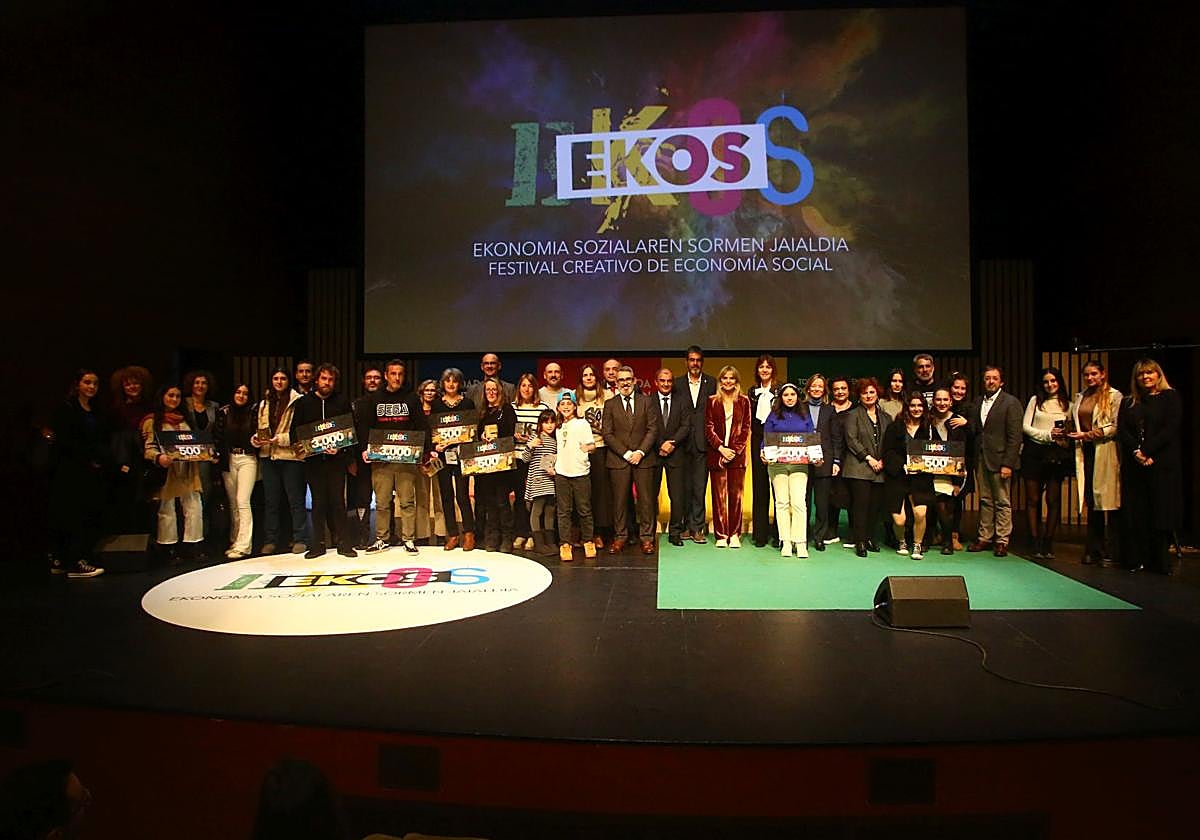 La foto de los vencedores de 2023, junto a los representantes de las instituciones y los organizadores en el Kursaal.