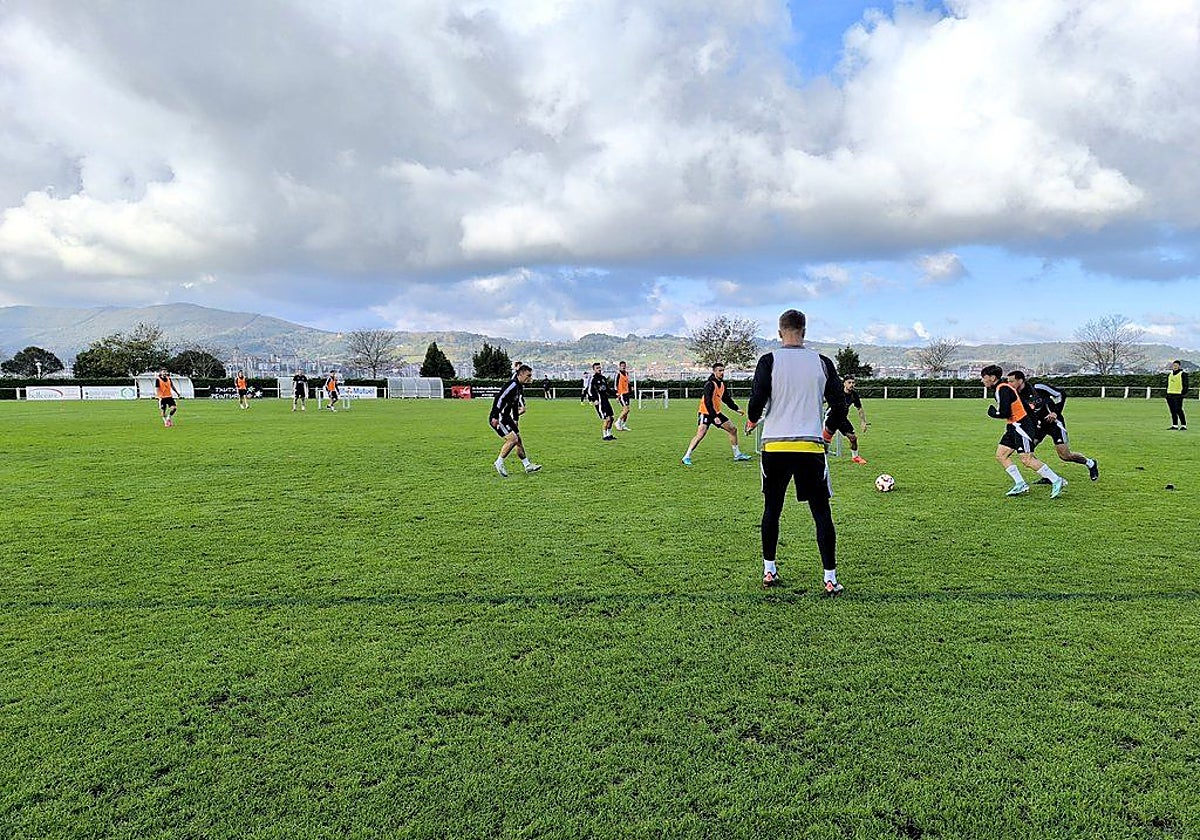 El Real Unión ha entrenado este martes en Belzenia (Hendaia), junto a la bahía de Txingudi y con unas imponentes vistas de Jaizkibel.
