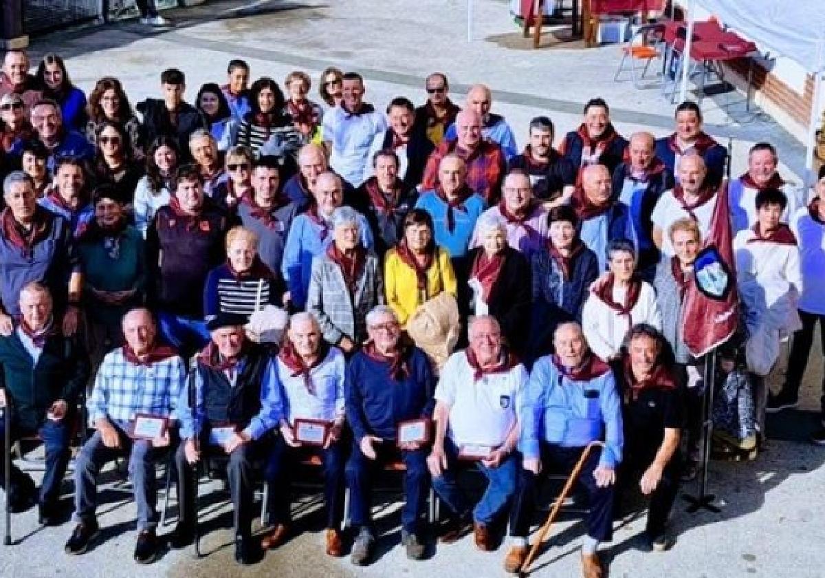 Foto de familia de los componentes de Txirimiri tomada en la jornada de unión y celebración del sábado.