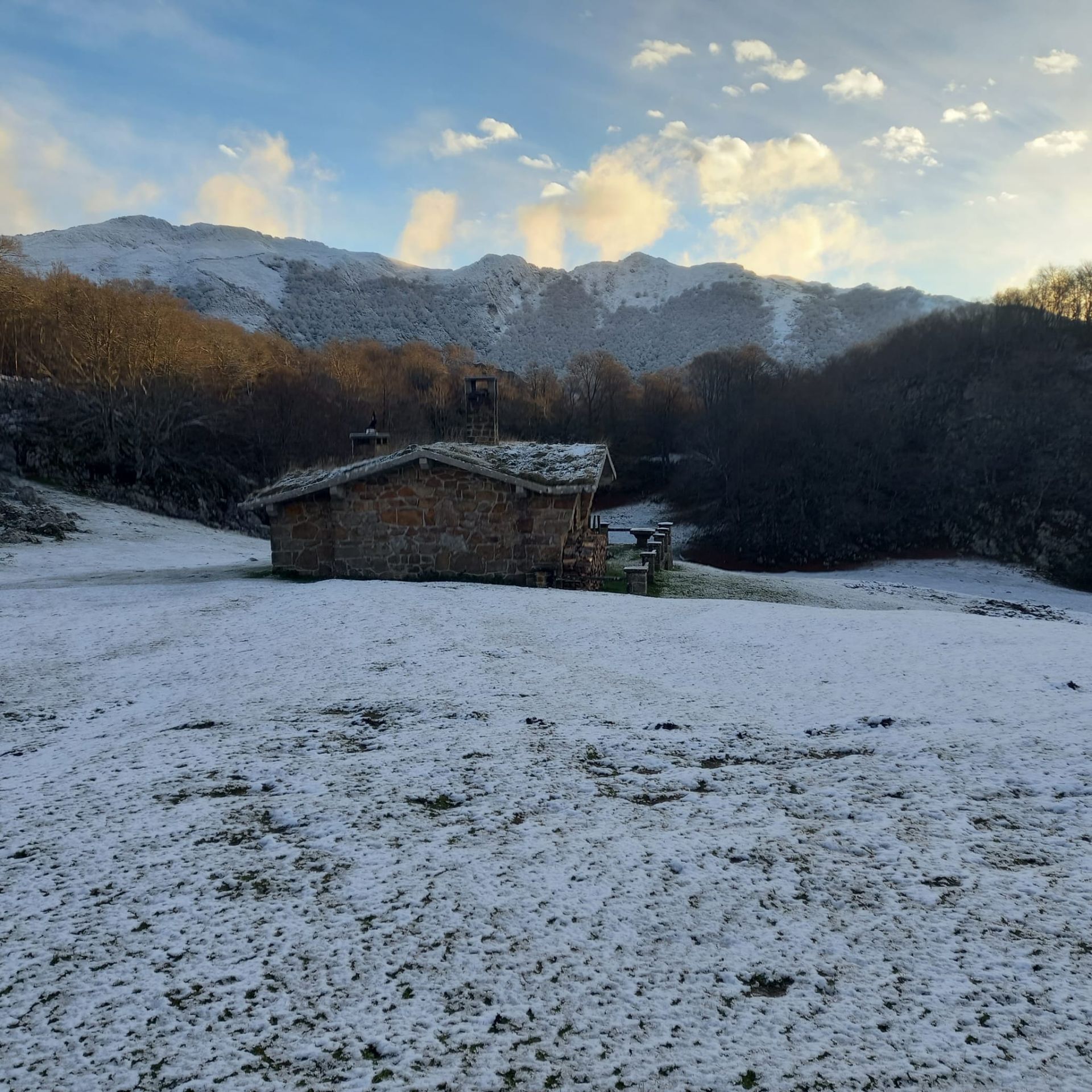 La sierra de Aizkorri ha recibido los primeros copos de la temporada.