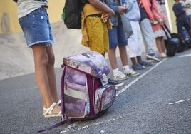 Varios niños aguardan a entrar a clase en un colegio vasco.