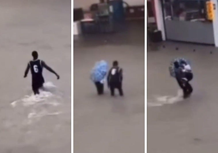 Instantes en los que el joven ha rescatado a una mujer inmóvil en estado de 'shock' durante las inundaciones de Málaga.