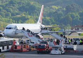 Pasajeros abordan un avión de Volotea en Loiu en abril de este año.