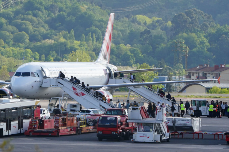 Pasajeros abordan un avión de Volotea en Loiu en abril de este año.