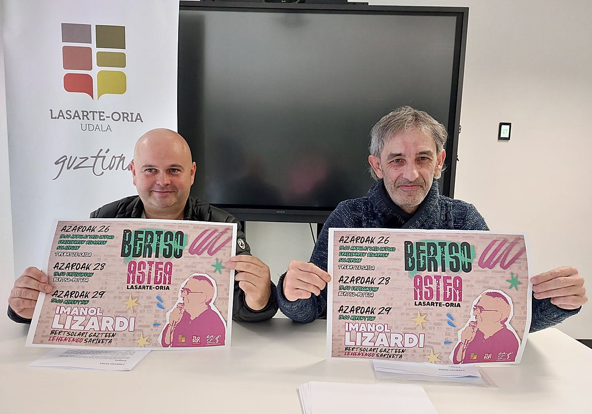 Jon Antxordoki, Udaleko Euskara saileko zinegotzia, eta Ttakun Kultur Elkarteko Kultura arduraduna, Arkaitz Ilarramendi.