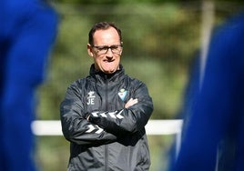 Joseba Etxeberria dirige el entrenamiento en Atxabalpe.