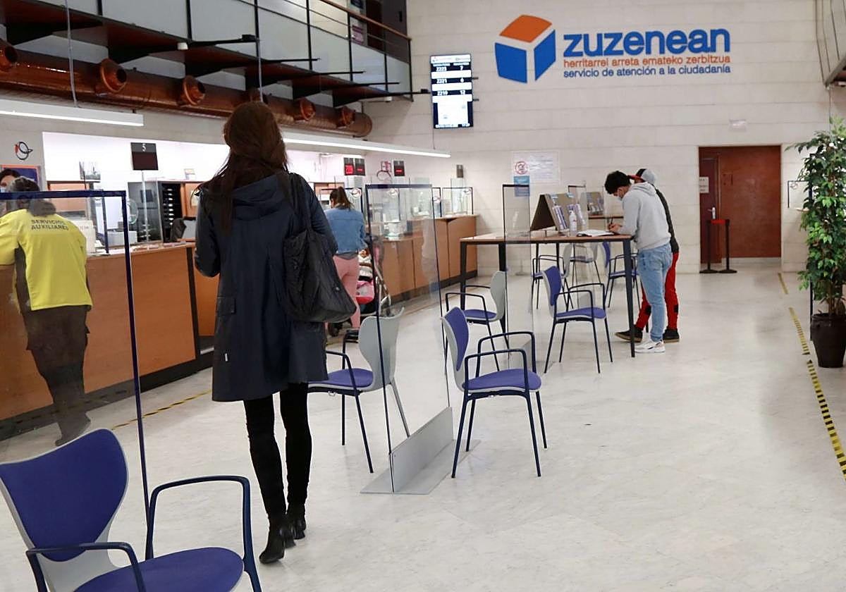 Varias personas esperan a ser atendidas en la oficina de Zuzenean, del Gobierno Vasco, situada en la calle Andia de Donostia.