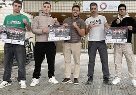 Erdian, Inaxio Illarramendi eta Asier Garayar, antolatzailea, eta albotan herriko borrokalariak.