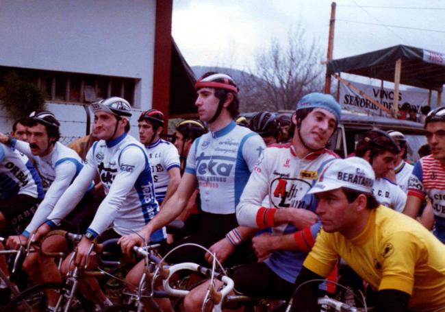 Maiora, a la izquierda con bigote, espera la salida del ciclo-cross de Bera en 1984 con Yurrebaso, Etxabe, Lejarreta e Hinault, de amarillo.