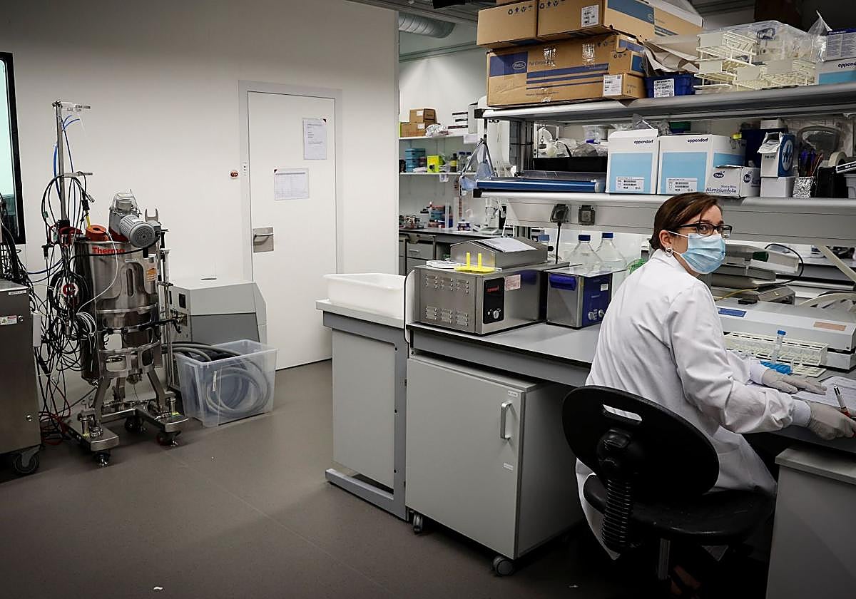 Una científica investigadora en un laboratorio de la empresa Viralgen.