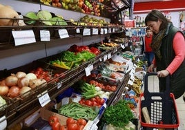 Una mujer realiza la compra en un supermercado.