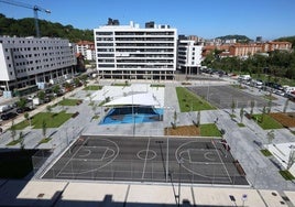 En la parcela en la que actualmente se sitúa la cancha de baloncesto se construirá el nuevo centro de salud de Txomin Enea.