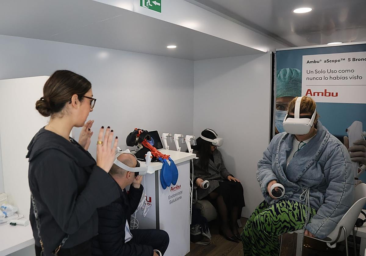 Tres visitantes prueban las gafas de realidad virtual dentro del camión.