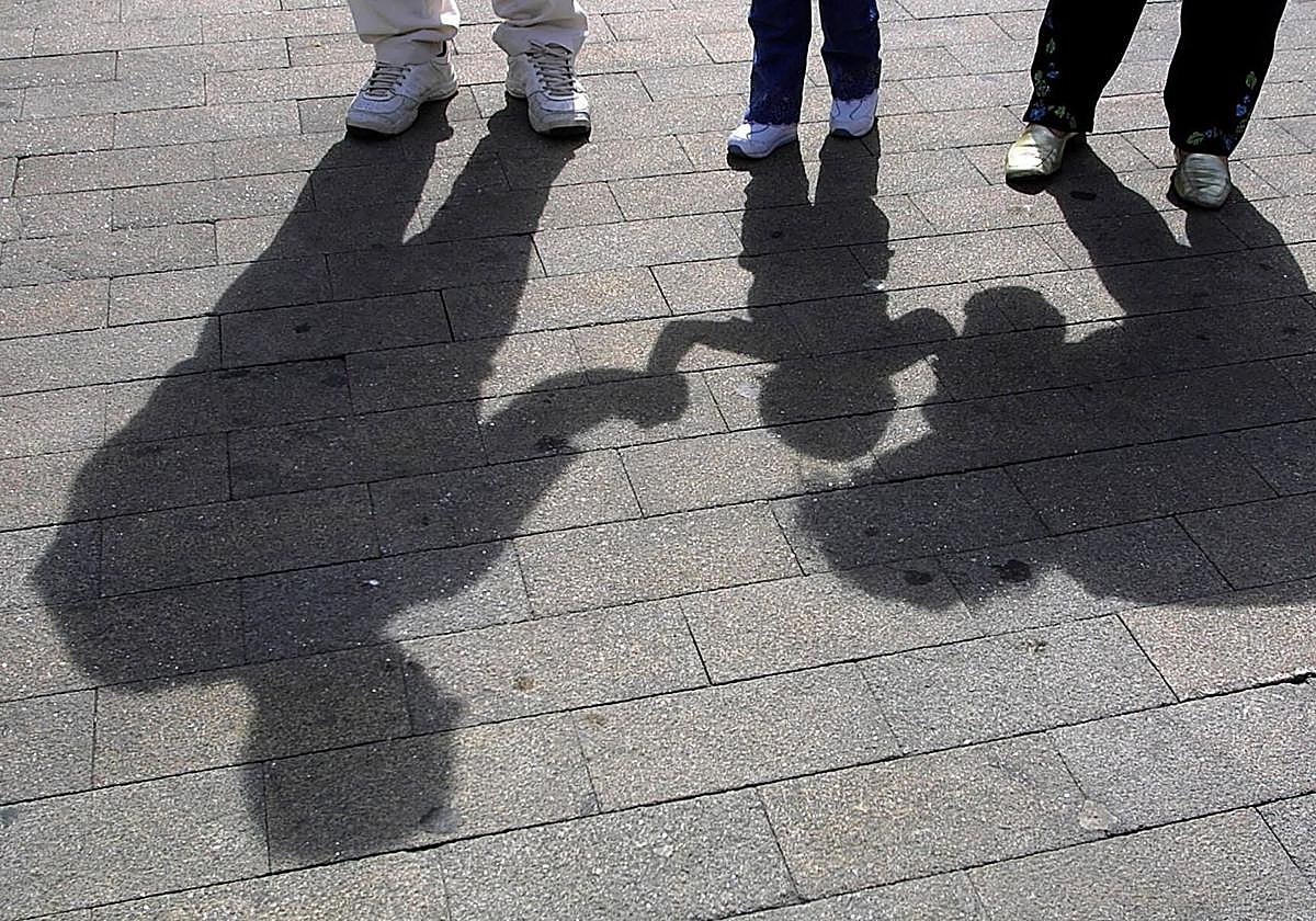 Una familia disfrutan de tiempo junto a una niña.