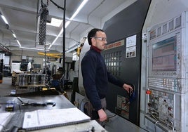 Un trabajador extranjero, en una empresa industrial de Gipuzkoa.