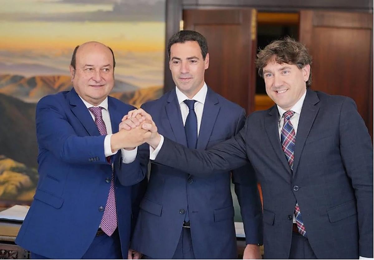 Andoni Ortuzar, Imanol Pradales y Eneko Andueza, en la firma del pacto de gobierno PNV-PSE