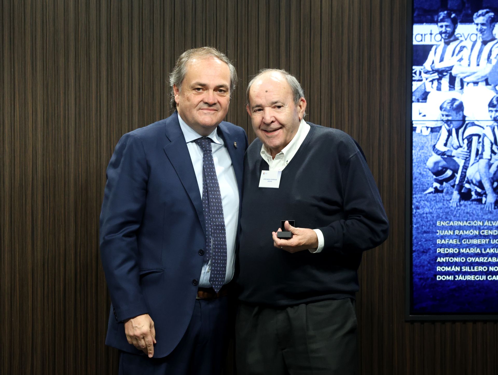 Imagen secundaria 2 - Juan Luis Larrea, María Dolores Borda y Jose Mari Usarraga reciben la Insignia de Oro de manos del presidente Jokin Aperribay 