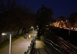 La violación se produjo en el Paseo de Txaparrene que discurre junto a las vías del tren en el barrio de Intxaurrondo.