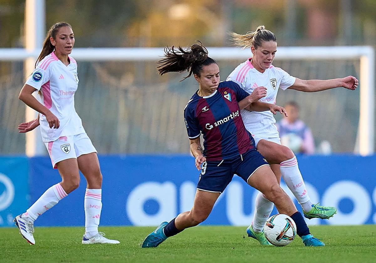 Espe Pizarro protege un balón ante la presión de una rival.