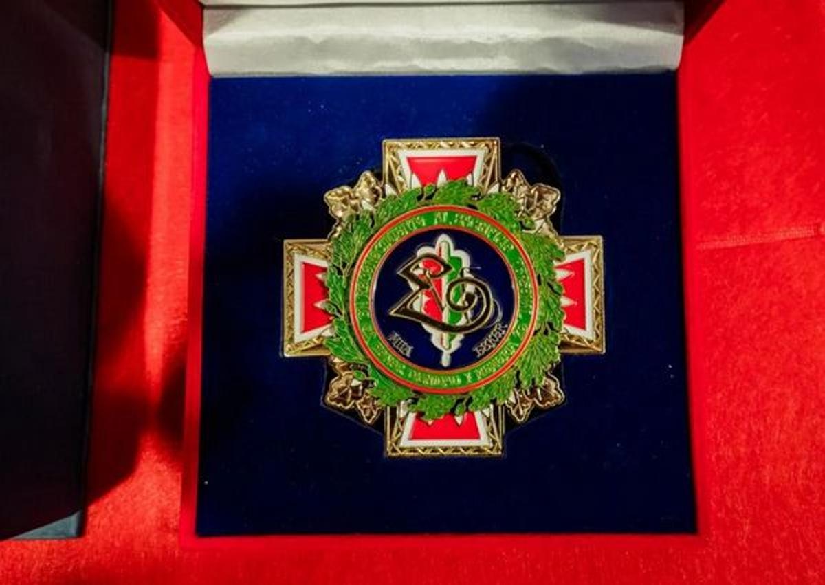 Imagen secundaria 1 - Detalles del diploma y medallas entregados a Atutxa en su homenaje. 