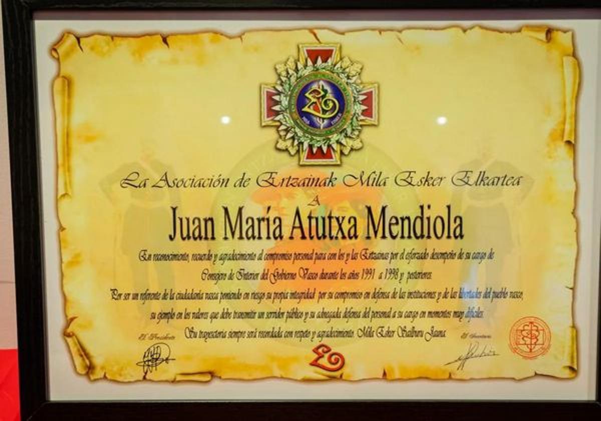 Imagen principal - Detalles del diploma y medallas entregados a Atutxa en su homenaje. 